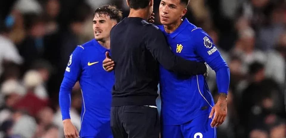 Jugadores de Chelsea interactuando tras el partido