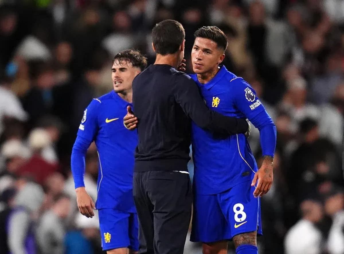Jugadores de Chelsea interactuando tras el partido