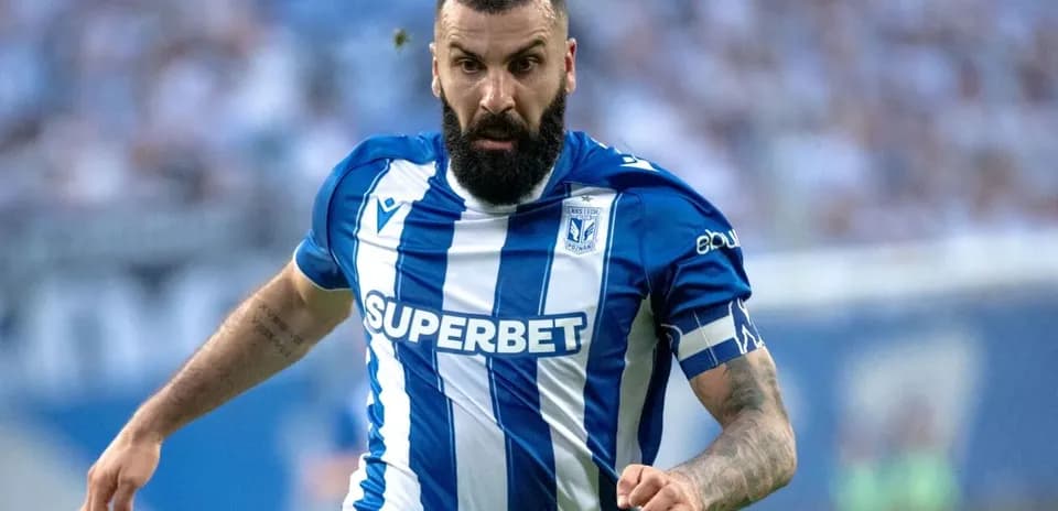 Jugador de Lech Poznań en acción durante el partido