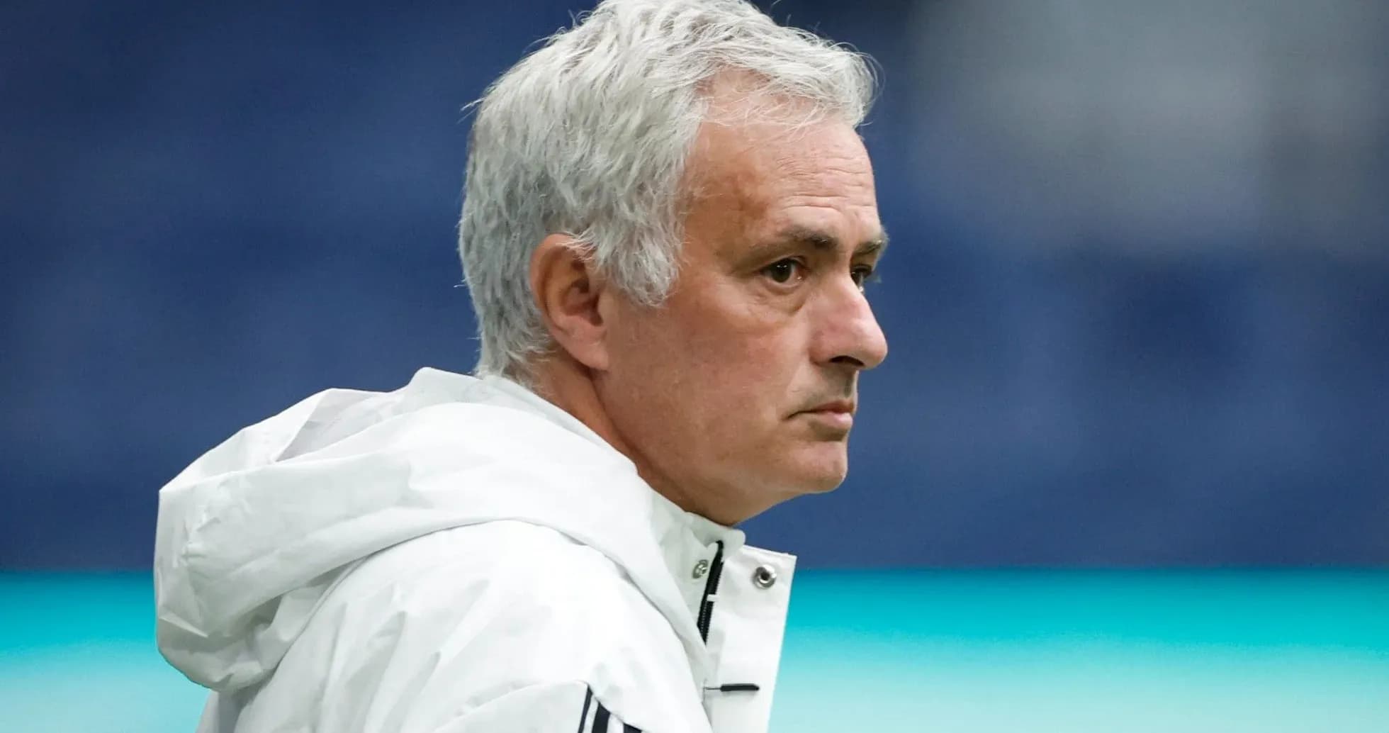 Entrenador observando desde la línea de banda