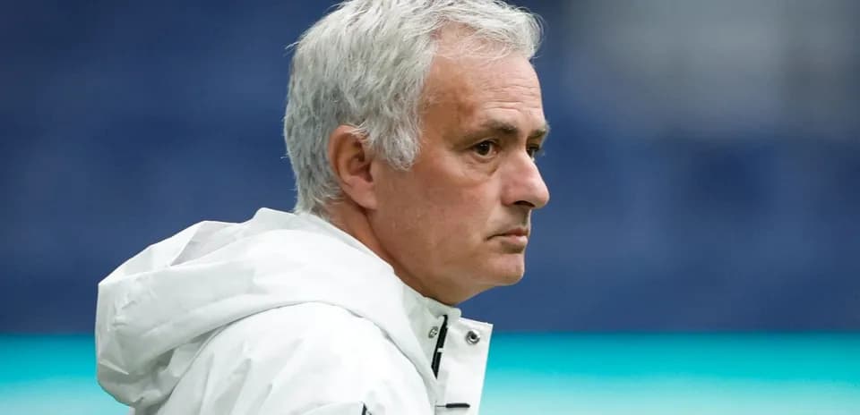 Entrenador observando desde la línea de banda
