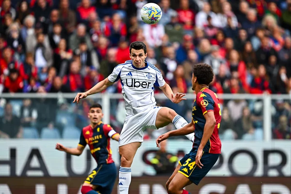 Jugador de Como en acción durante el partido