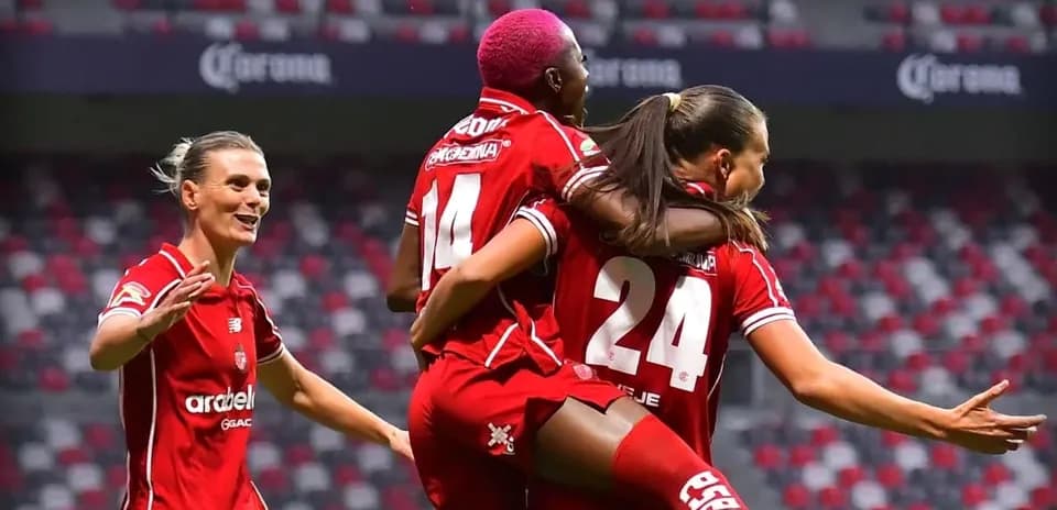 Jugadoras de Toluca celebrando un gol