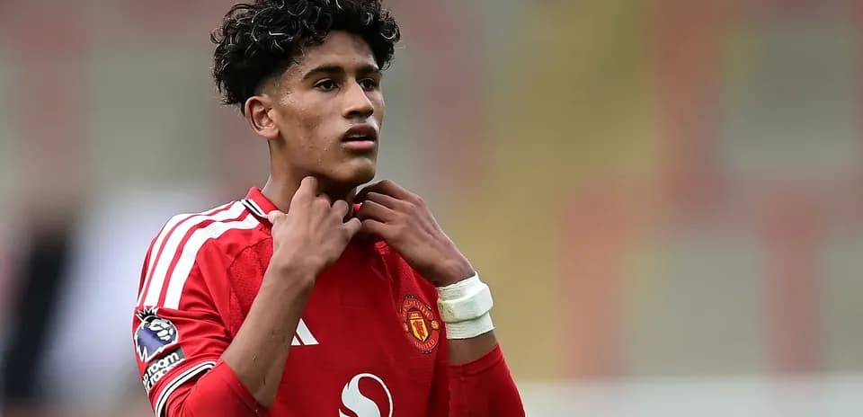 Jugador de Manchester United ajustando su camiseta