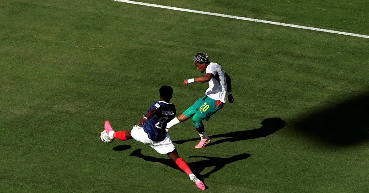 Jugador esquivando a oponente durante un partido de fútbol