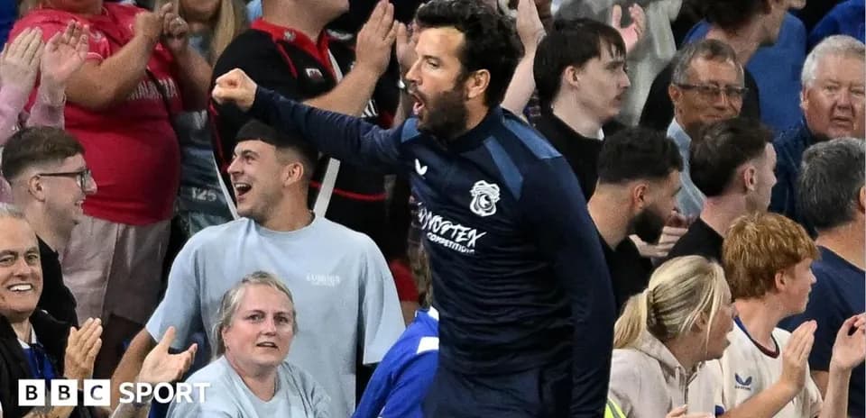 Entrenador animando a los aficionados en el estadio