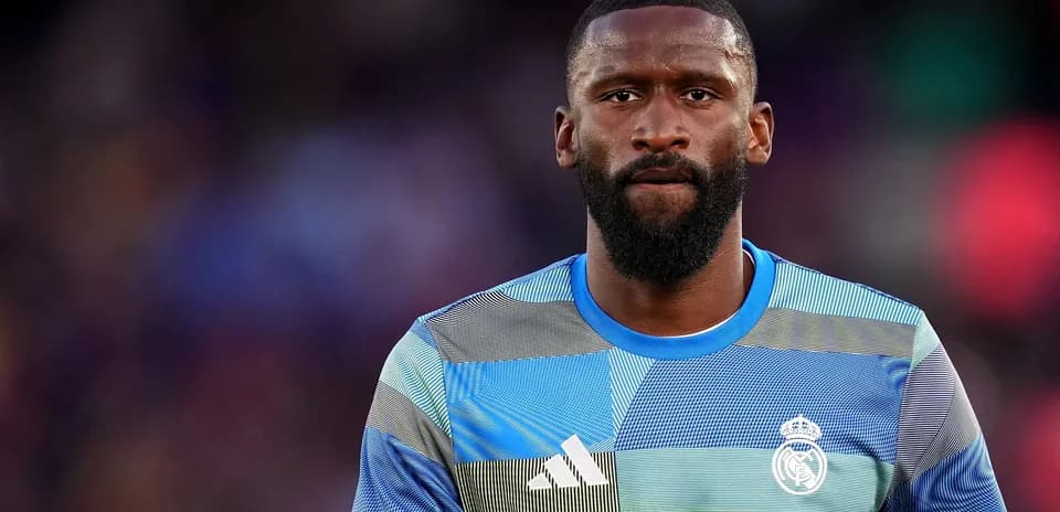 Jugador de Real Madrid en uniforme durante partido