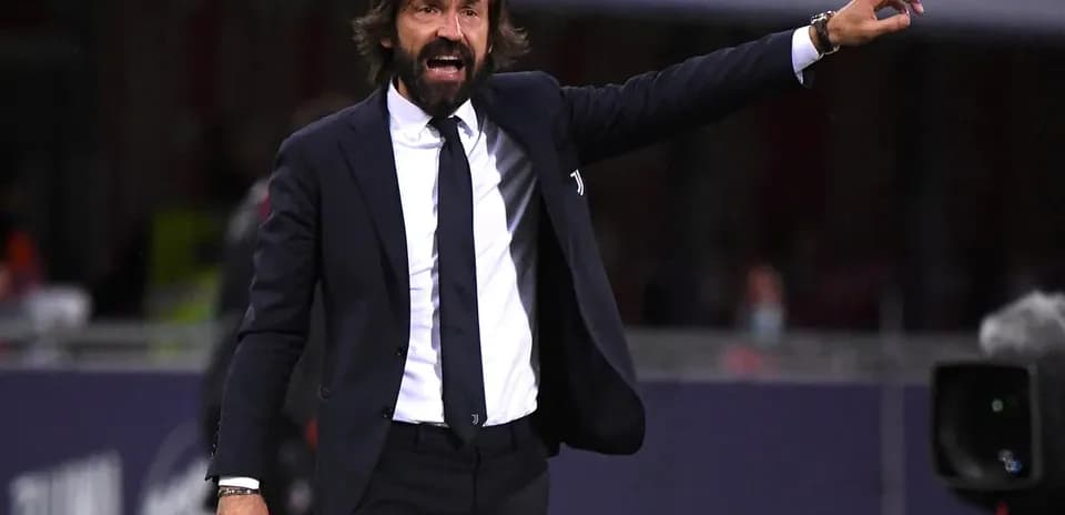 Entrenador dirigiendo al equipo durante el partido
