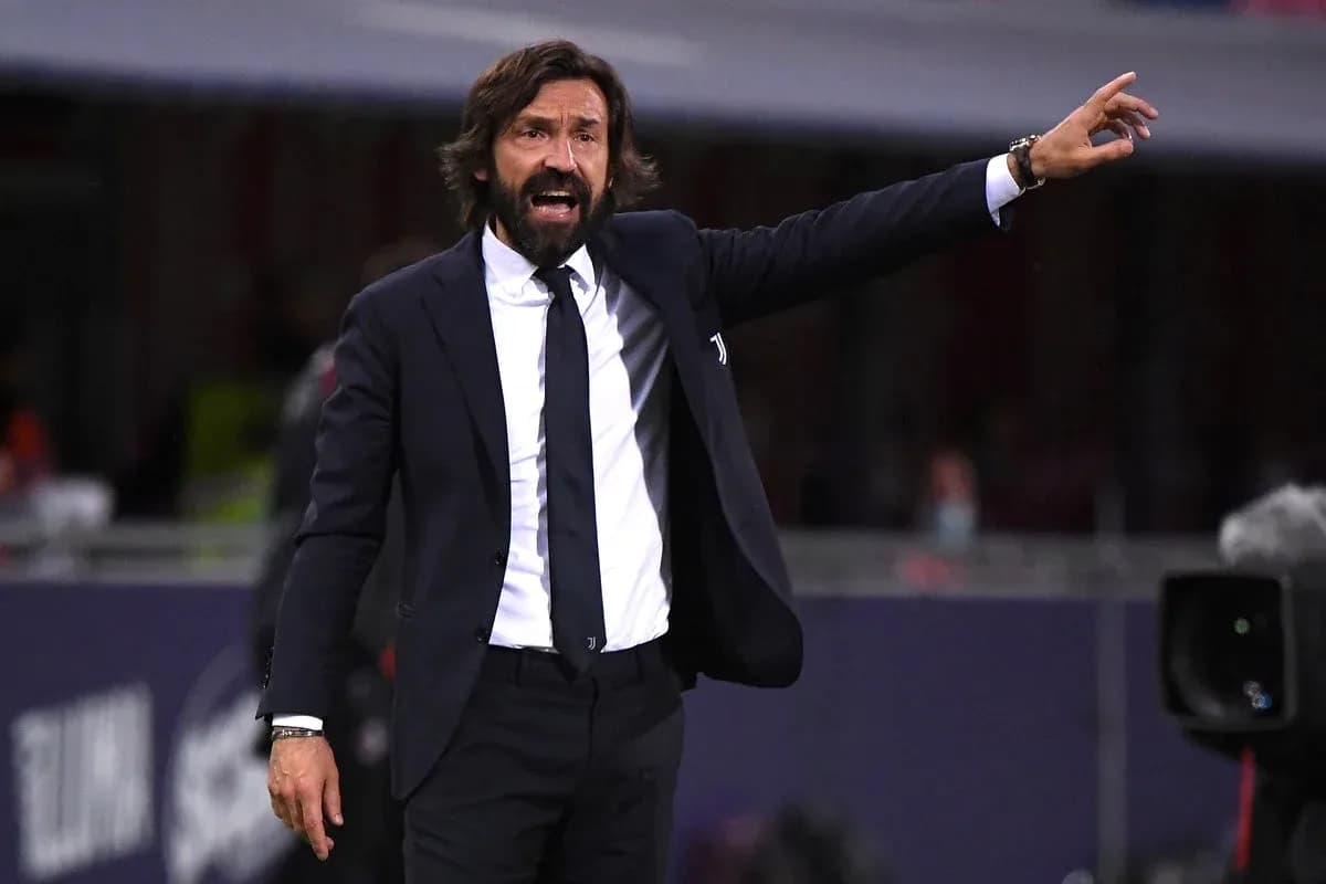 Entrenador dirigiendo al equipo durante el partido