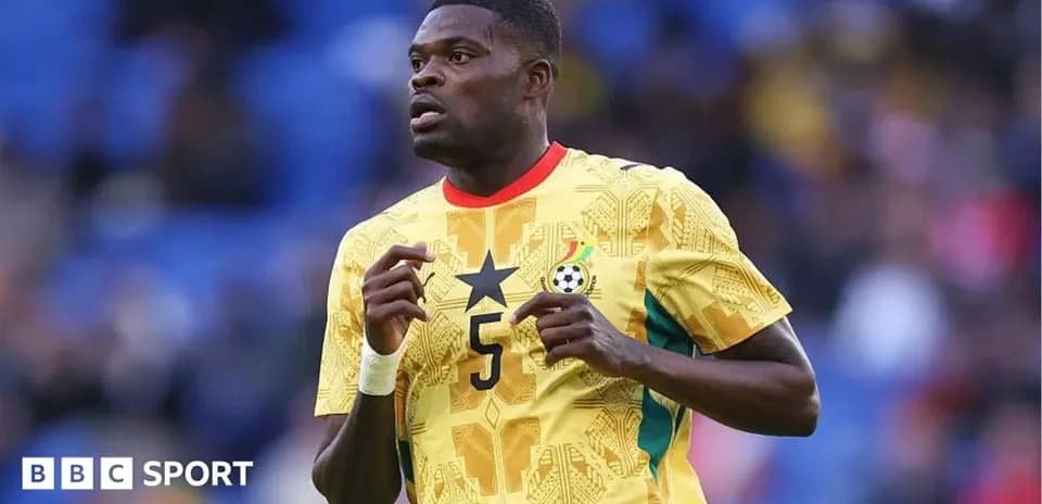 Jugador de Ghana en camiseta amarilla durante partido
