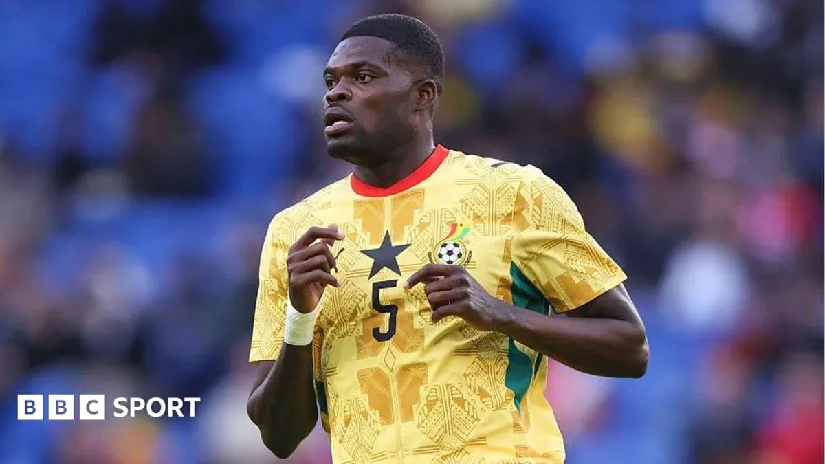 Jugador de Ghana en camiseta amarilla durante partido