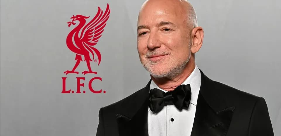 Hombre con traje y pajarita junto al logo de Liverpool