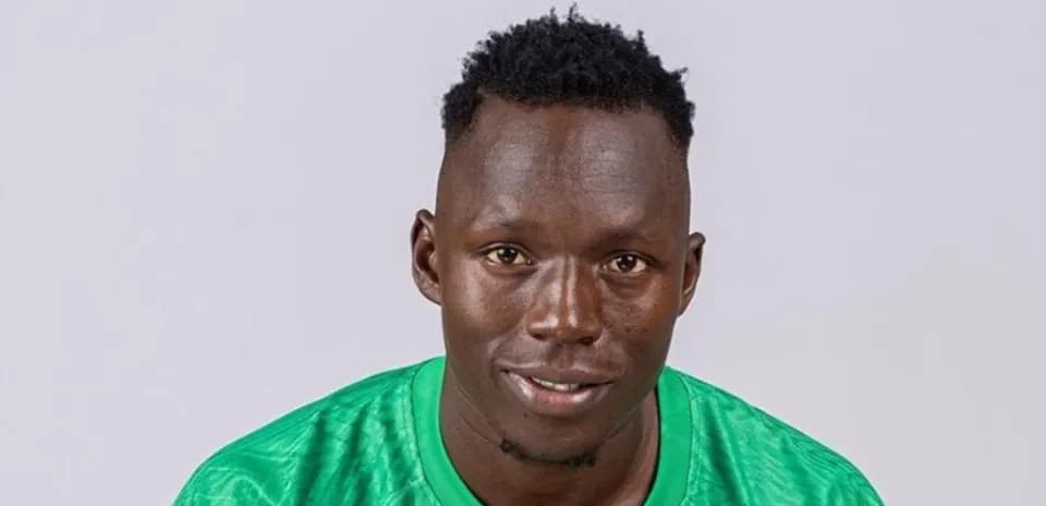 Jugador de fútbol en camiseta verde sonriendo