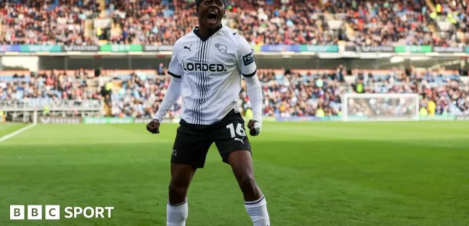 Jugador de Derby County celebrando un gol en el campo