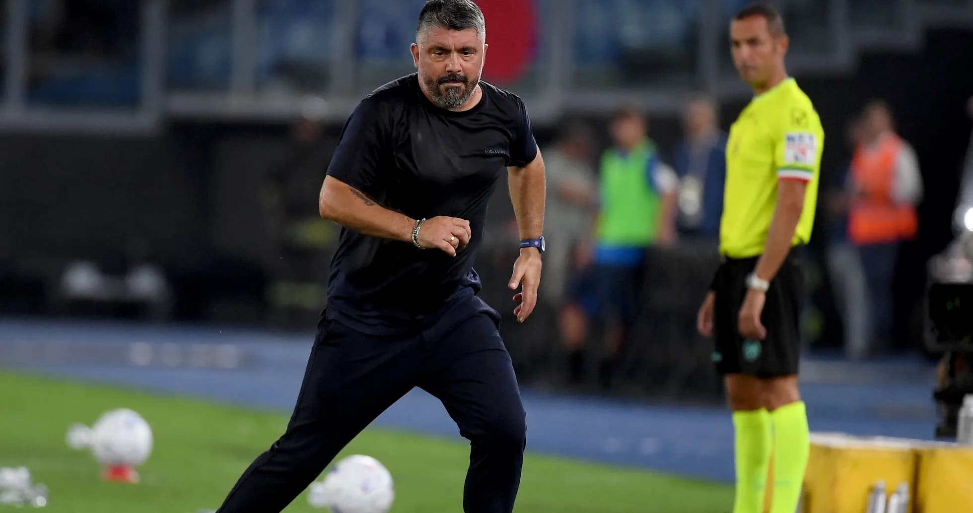 Entrenador corriendo en la banda durante el partido