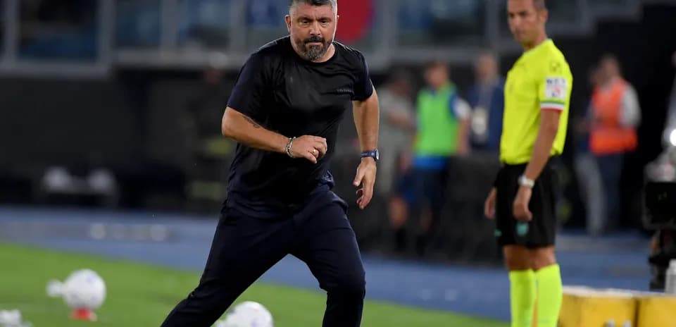 Entrenador corriendo en la banda durante el partido