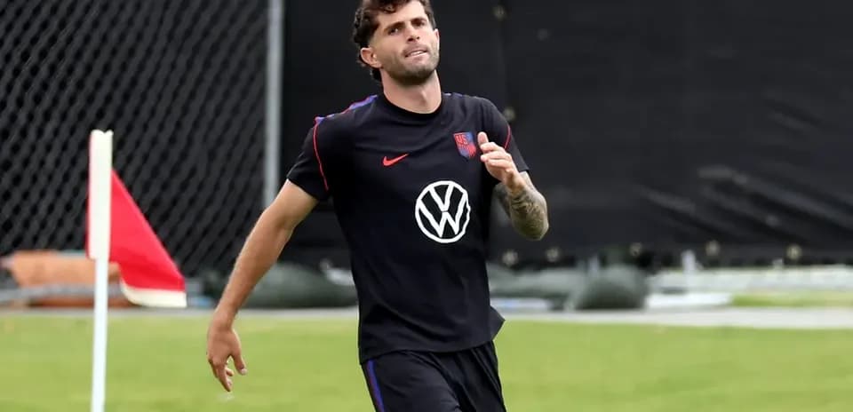 Jugador entrenando en el campo de fútbol