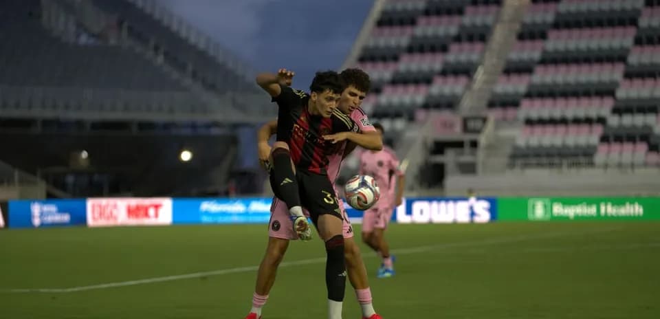 Jugadores compitiendo por el balón en el partido
