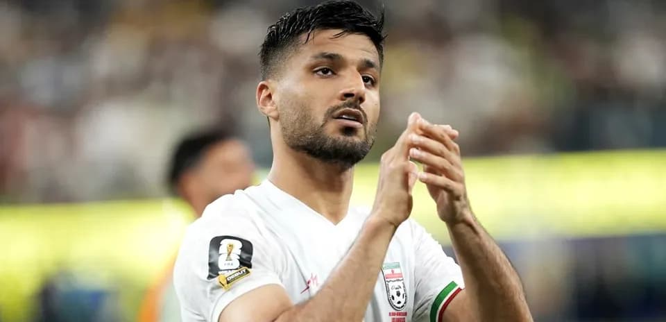 Jugador iraní aplaudiendo en el campo de fútbol