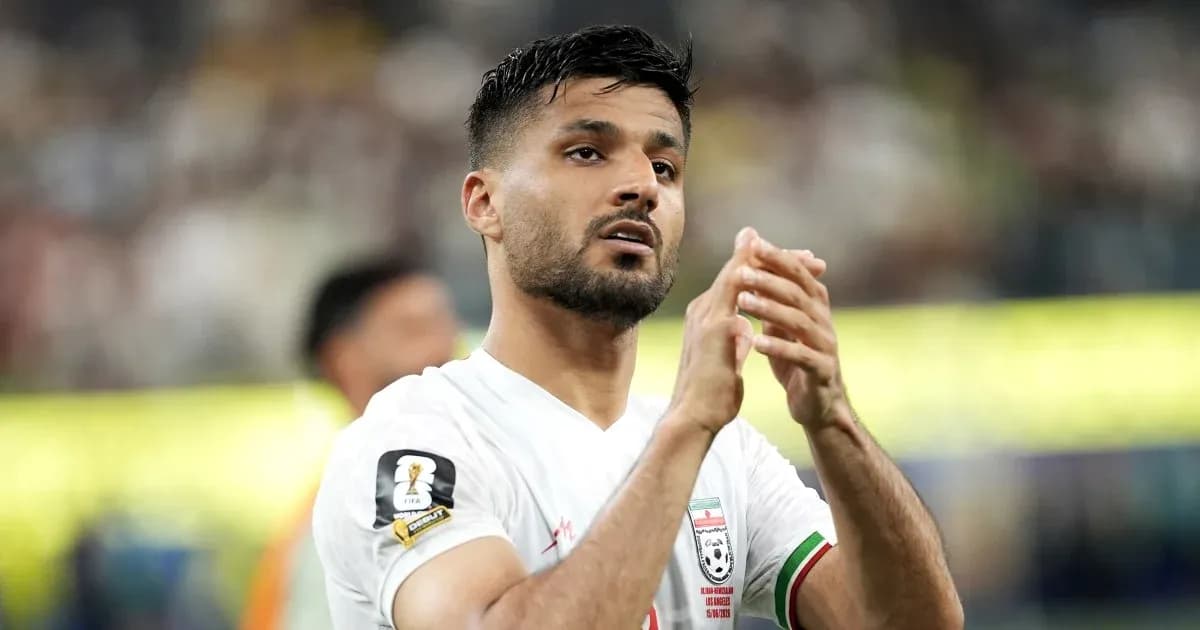 Jugador iraní aplaudiendo en el campo de fútbol