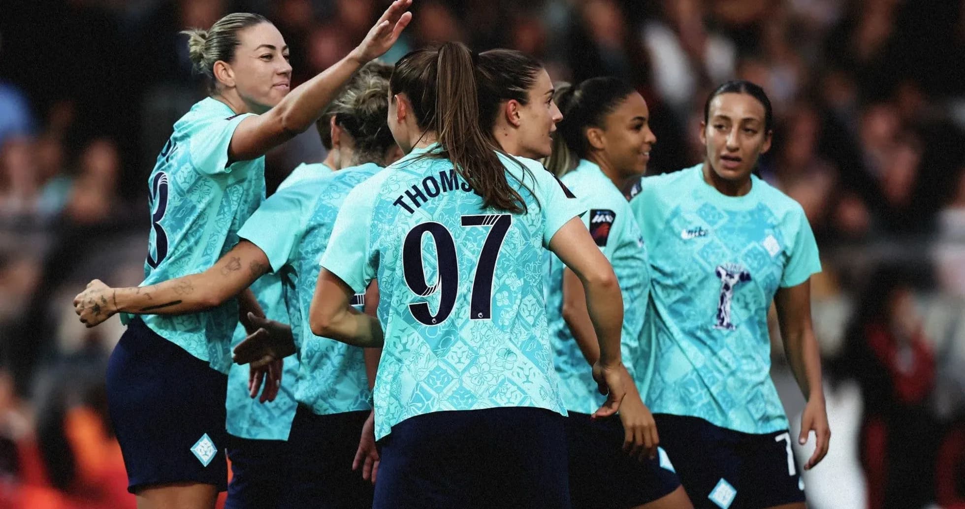 Jugadoras celebrando un gol en partido de fútbol