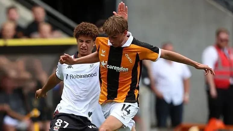 Jugador intentando evitar un tackle durante partido