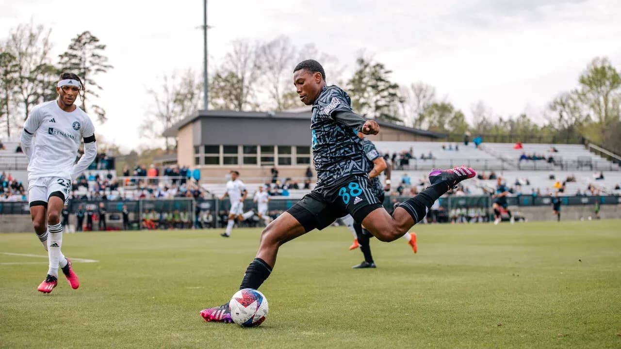Jugador de Huntsville City pateando el balón