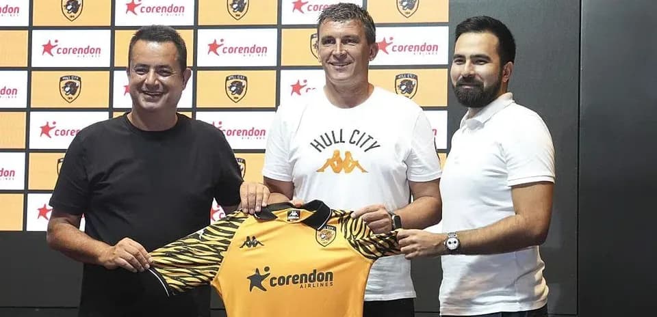 Presentación de nuevo entrenador con camiseta del equipo