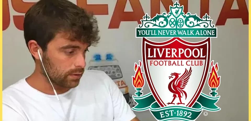 Hombre escuchando con auriculares junto al logo de Liverpool