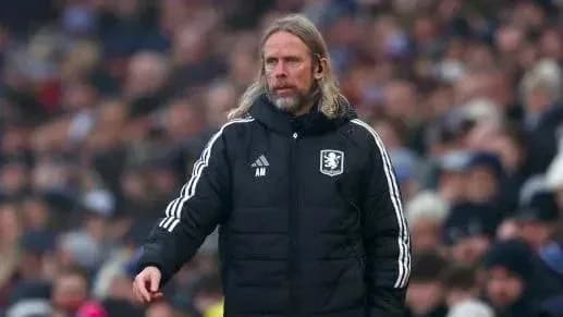 Entrenador de equipo en la línea de banda