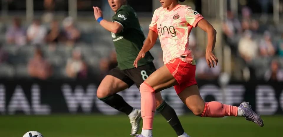 Jugadora de Portland Thorns persiguiendo el balón