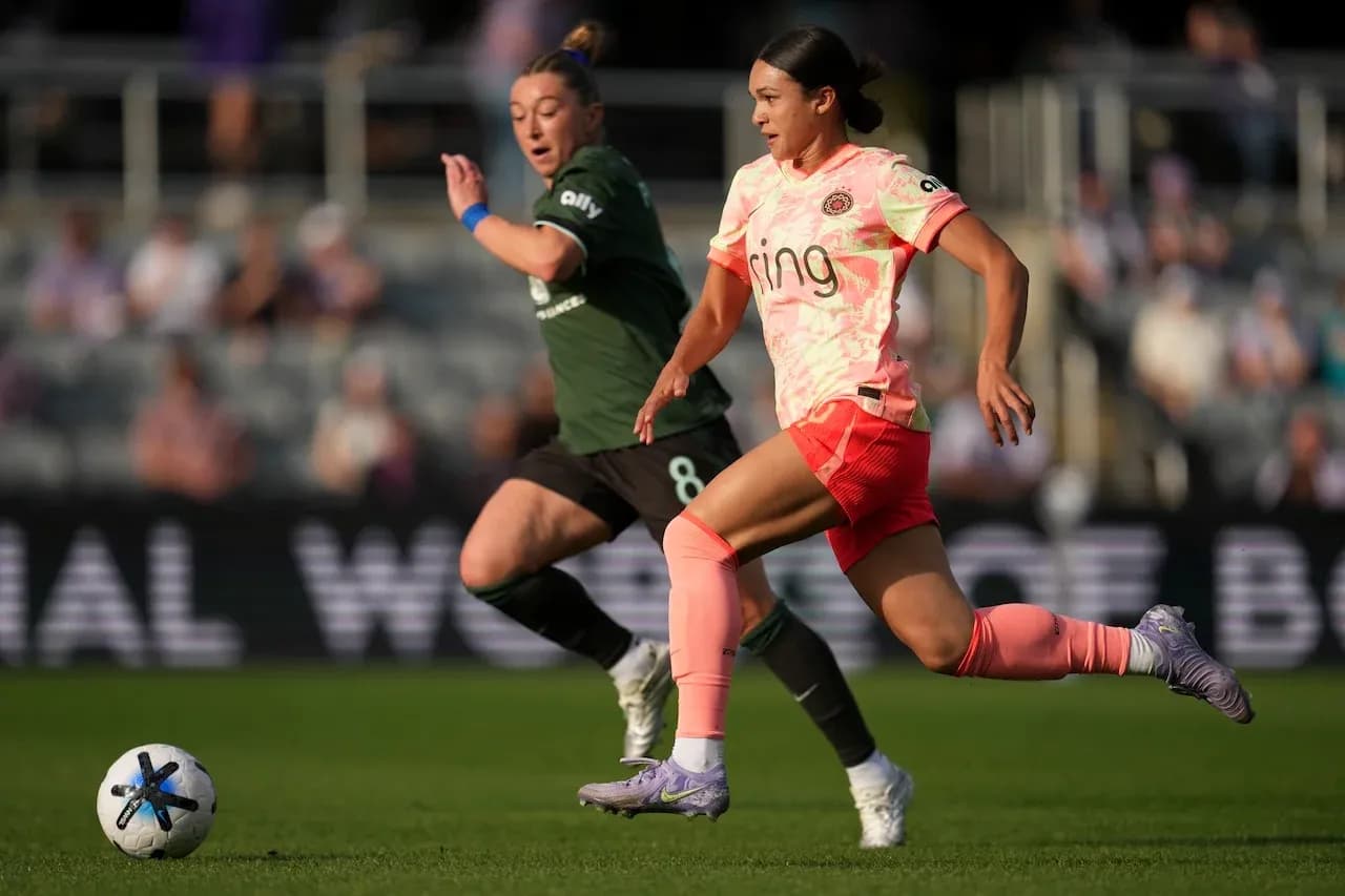 Jugadora de Portland Thorns persiguiendo el balón