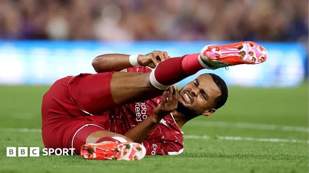 Jugador de Liverpool en el suelo con lesión