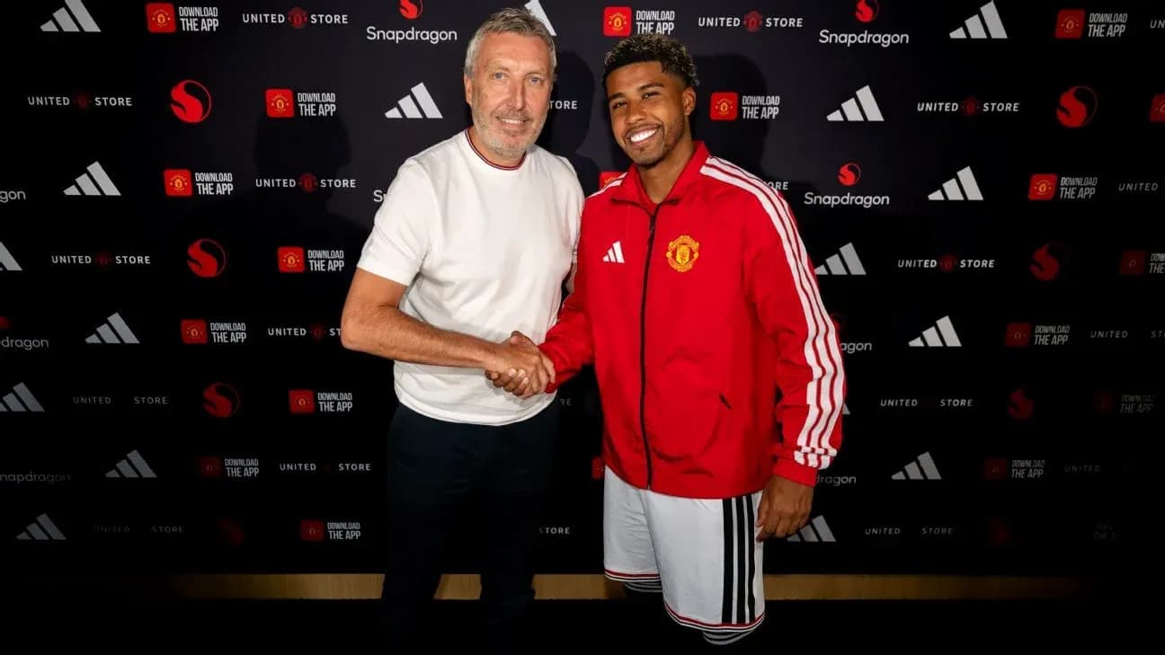 Jugador de Manchester United estrechando manos con representante