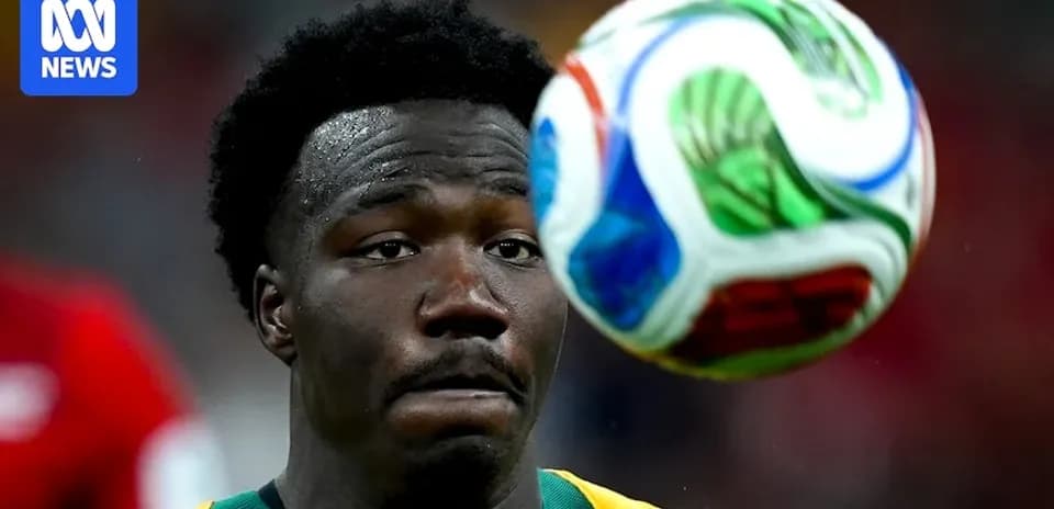 Jugador observando un balón en el aire