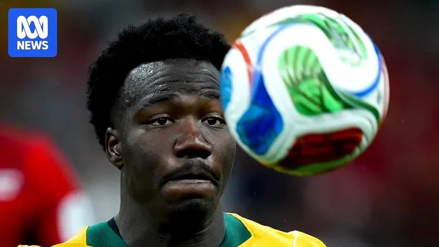 Jugador observando un balón en el aire