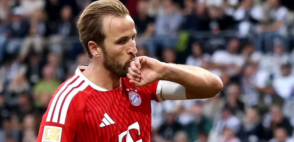 Jugador de Bayern Múnich besando su brazo durante el partido