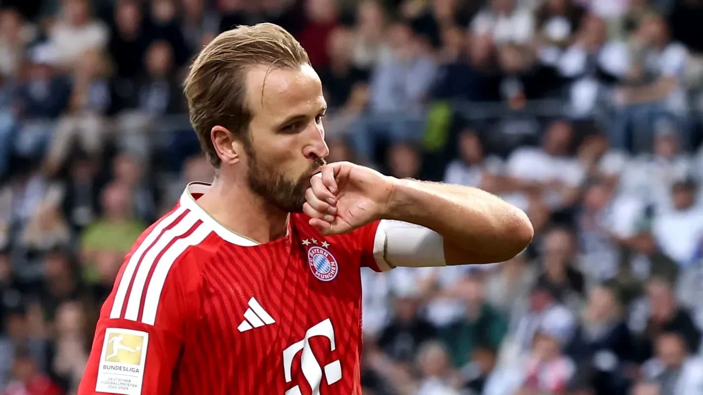 Jugador de Bayern Múnich besando su brazo durante el partido