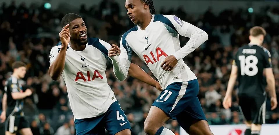 Dos jugadores de Tottenham celebrando un gol