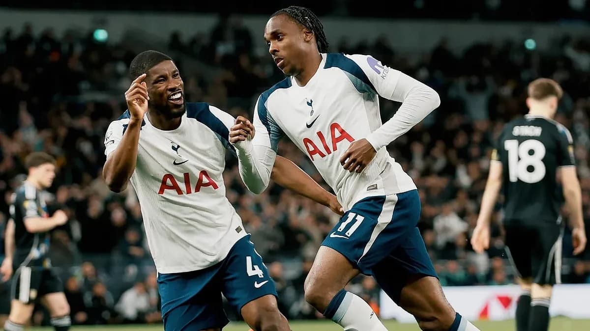 Dos jugadores de Tottenham celebrando un gol
