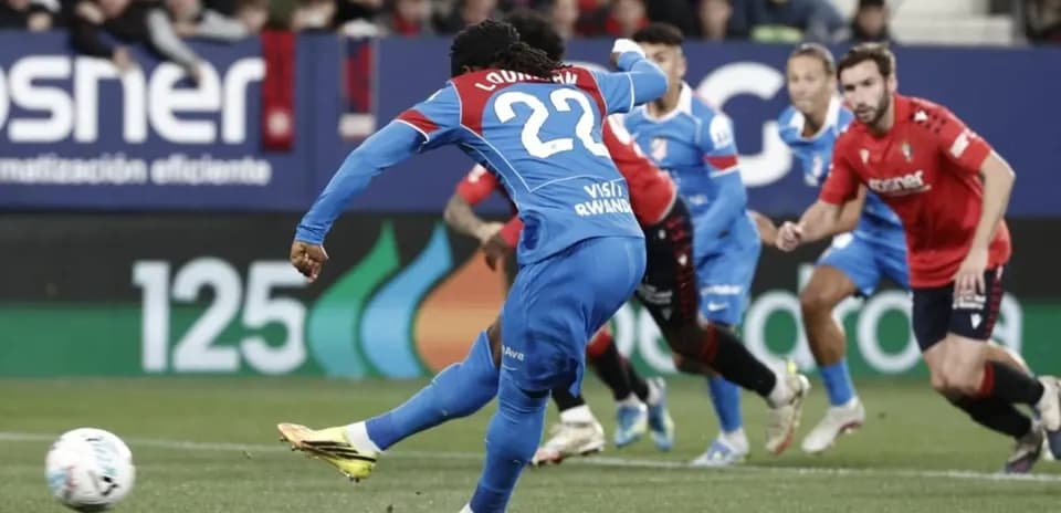 Jugador de Atlético Madrid ejecutando un penalti