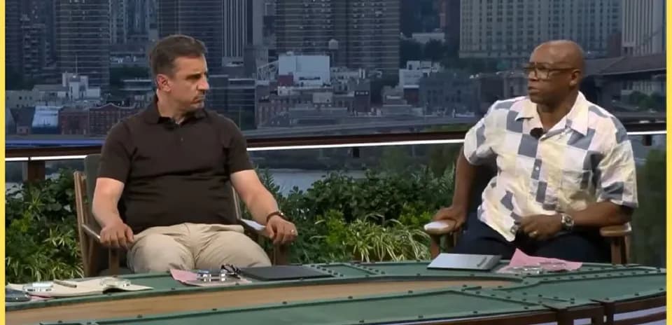 Dos comentaristas en un set de televisión al aire libre