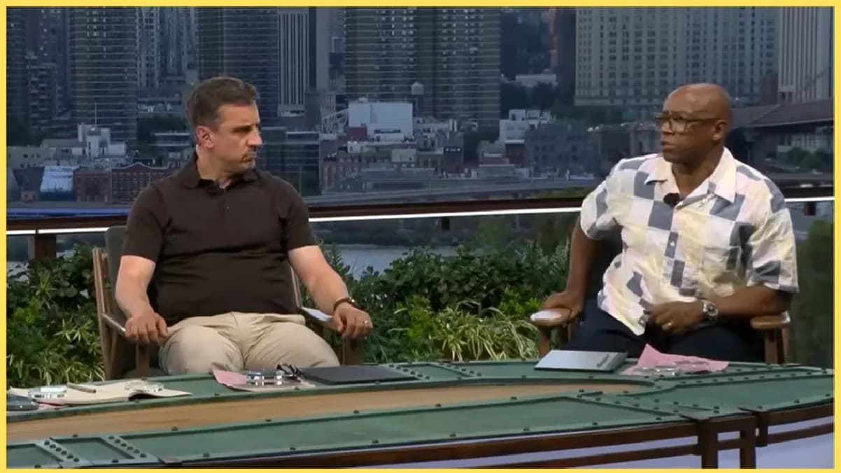Dos comentaristas en un set de televisión al aire libre