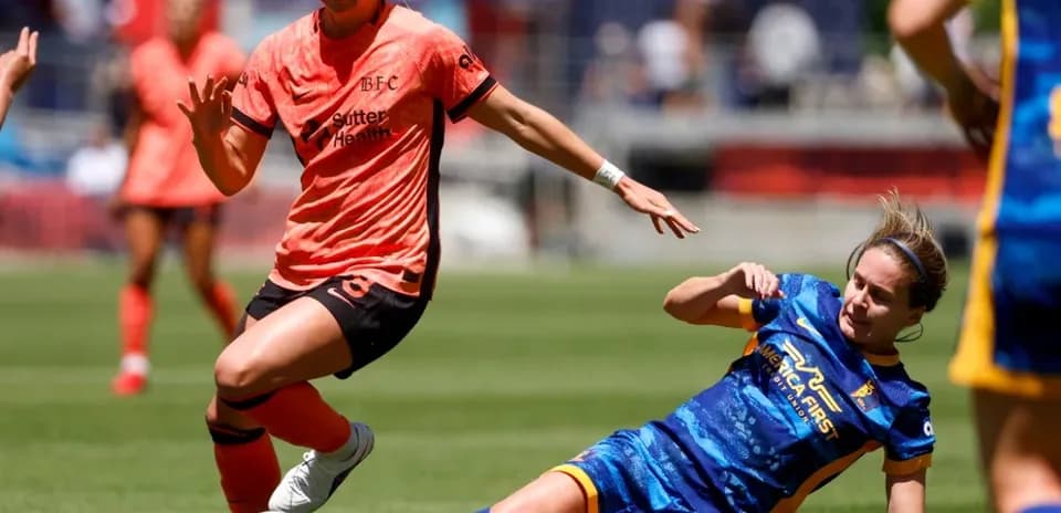 Jugadora de Bay FC driblando a rival de Utah Royals