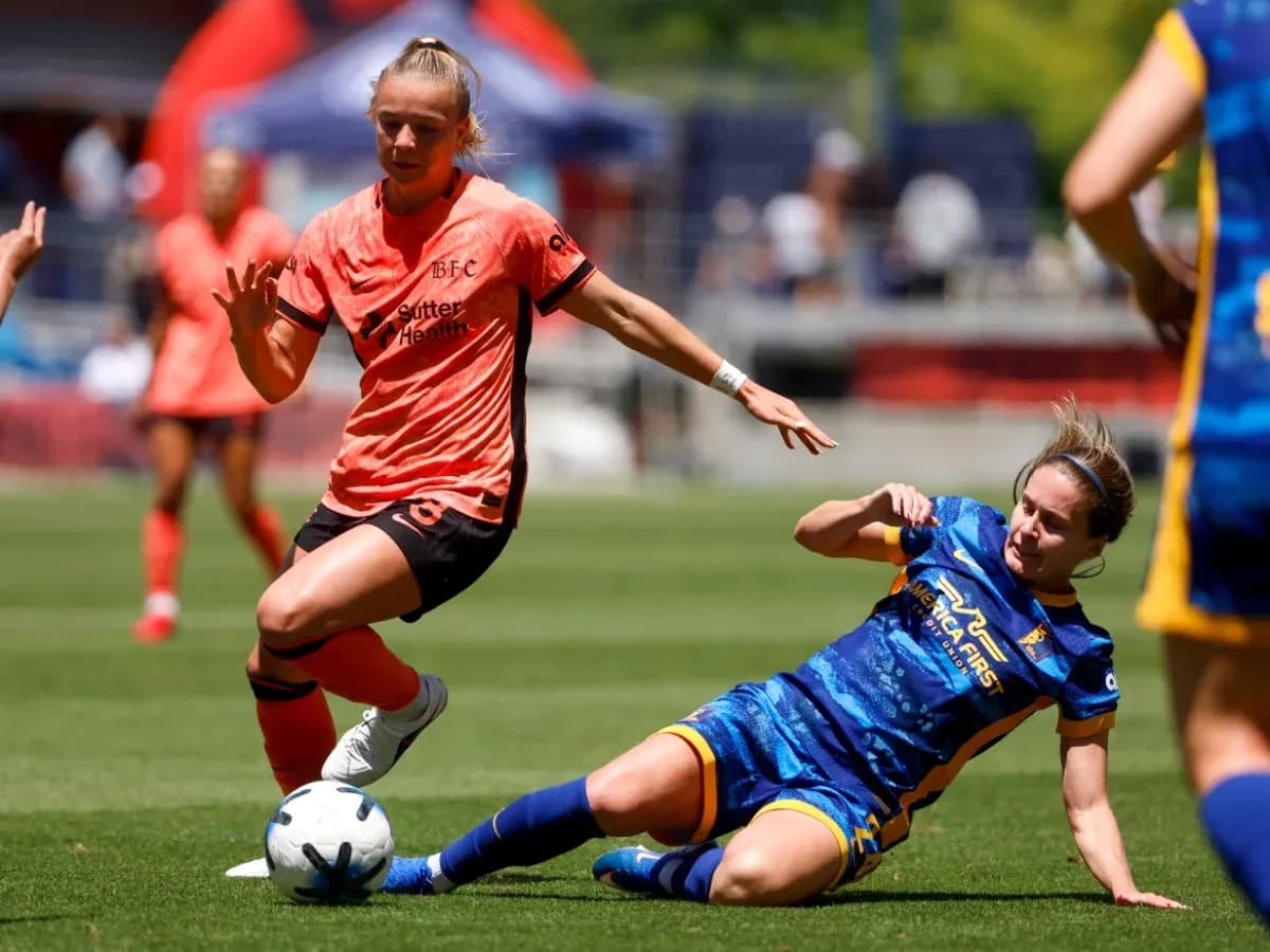 Jugadora de Bay FC driblando a rival de Utah Royals