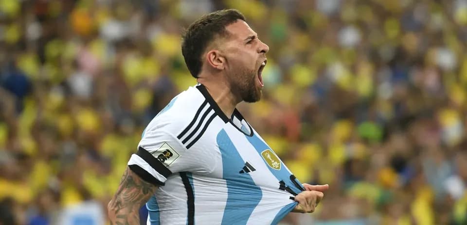 Jugador argentino celebrando en el estadio lleno