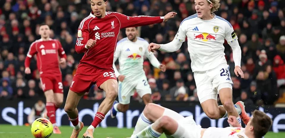Jugador de Liverpool driblando entre defensores de Leeds