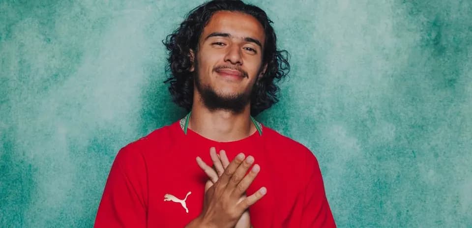 Jugador posando con camiseta roja de Marruecos