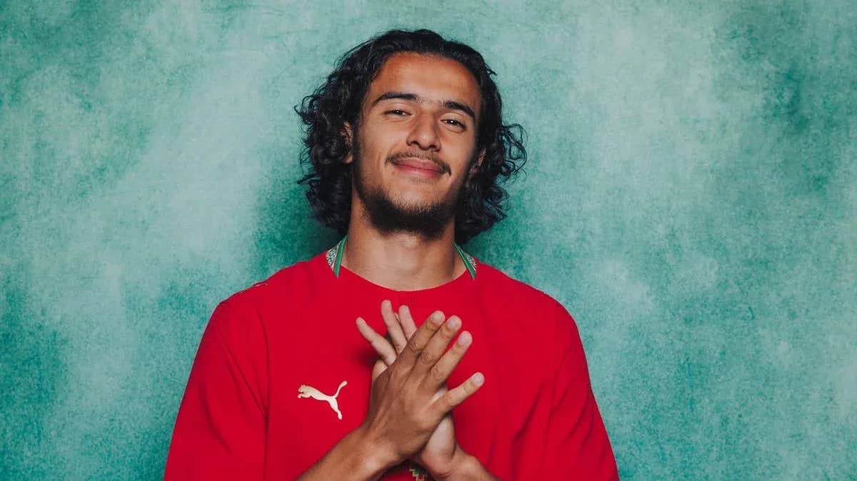 Jugador posando con camiseta roja de Marruecos