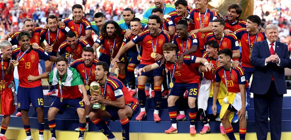Equipo de España celebrando la victoria con trofeo